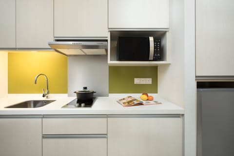 Premier Studio, Accessible, Kitchen | Private kitchen | Fridge, microwave, coffee/tea maker, electric kettle