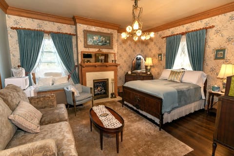 Romantic Suite, “Victorian Room” | Egyptian cotton sheets, premium bedding, individually decorated