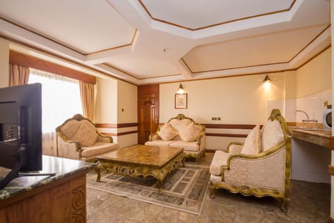 Luxury Suite | Living room | TV, pay movies