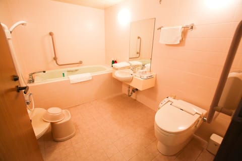 Deluxe Twin Room, Smoking | Bathroom | Combined shower/tub, deep soaking tub, free toiletries, hair dryer
