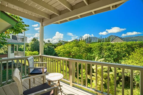Downstairs lanai with beautiful lush greenery