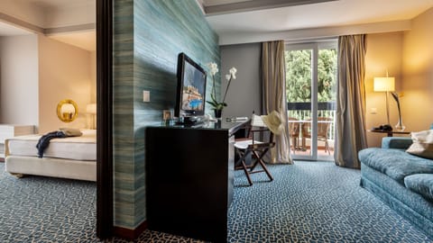 Suite, Garden View | Minibar, in-room safe, desk, blackout drapes
