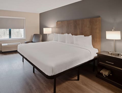 Premium bedding, desk, iron/ironing board, free WiFi