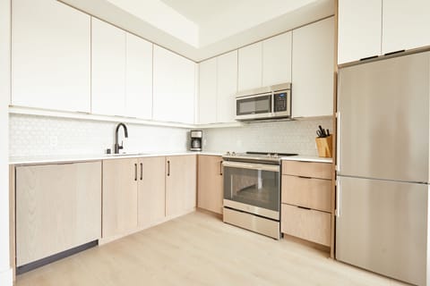 Full-size fridge, oven, stovetop, dishwasher