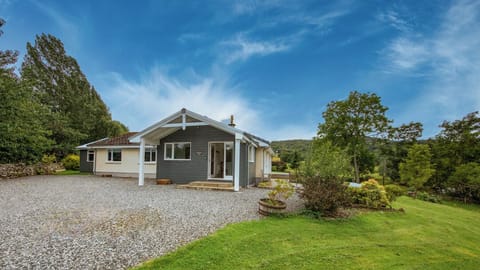 Ardeonaig Lodge on the shores of Loch Tay (1038)
