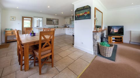 Ardeonaig Lodge on the shores of Loch Tay (1040)