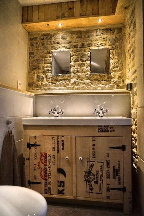 Deluxe Double Room (Barrack 1.1) | Bathroom sink