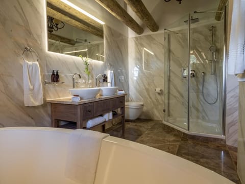 Upper Two Bedroom Suite | Bathroom | Towels