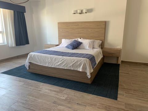 Business Suite, 1 King Bed | Select Comfort beds, individually furnished, iron/ironing board