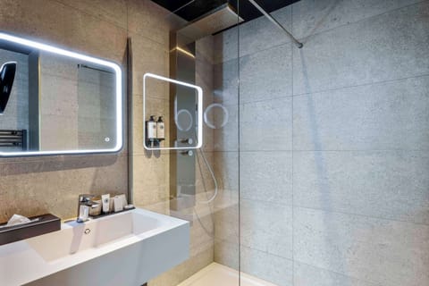 Shower, rainfall showerhead, free toiletries, hair dryer