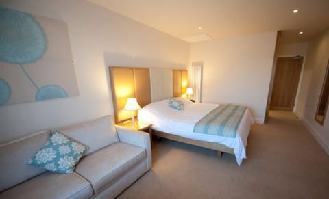 Deluxe Double Room | Desk, laptop workspace, blackout drapes, iron/ironing board