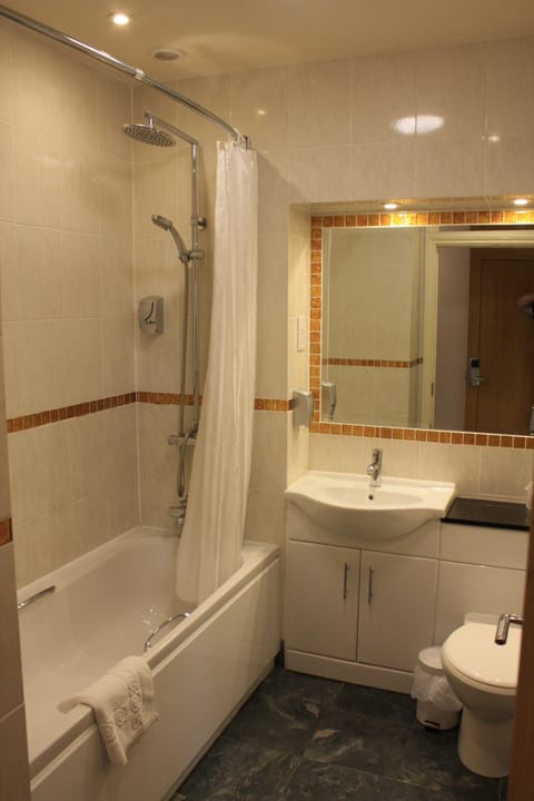 Deluxe Double Room | Bathroom | Free toiletries, towels, soap, shampoo