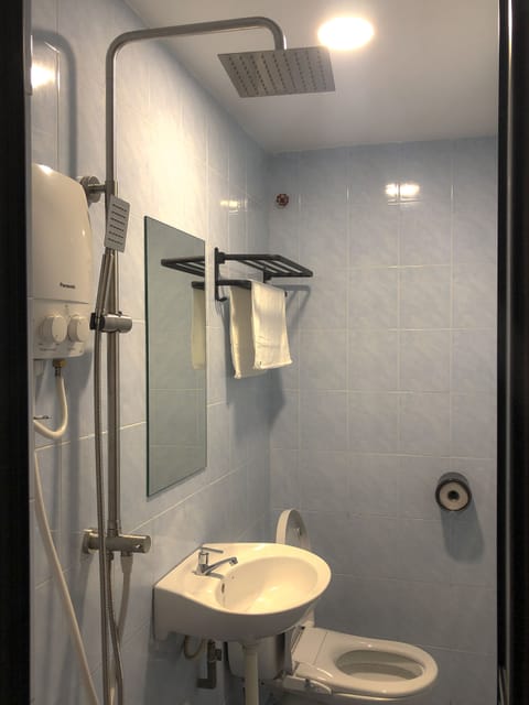 Solo Room | Bathroom | Shower, hydromassage showerhead, towels, soap