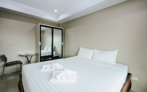 Deluxe Double Room | Desk, free WiFi, bed sheets