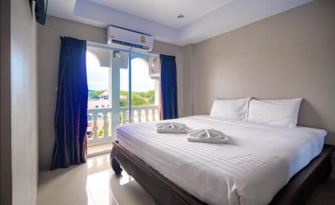 Deluxe Double Room | Desk, free WiFi, bed sheets