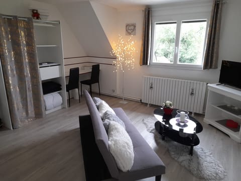 Romantic Double Room (Glamour) | Premium bedding, individually decorated, desk, laptop workspace