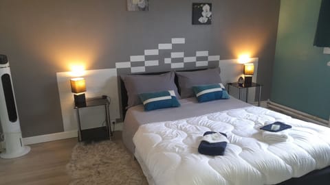 Comfort Double Room (Zen) | Premium bedding, individually decorated, desk, laptop workspace