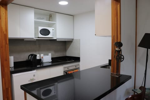 Premier Apartment, Garden View | Private kitchen | Mini-fridge, microwave, oven, stovetop