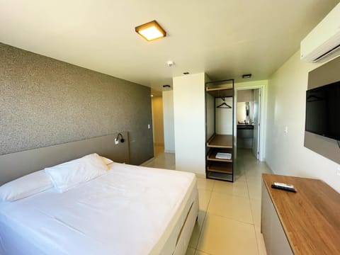 Deluxe Room, Ocean View | Minibar, desk, iron/ironing board, free WiFi