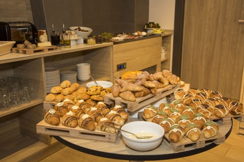 Daily continental breakfast (EUR 9 per person)