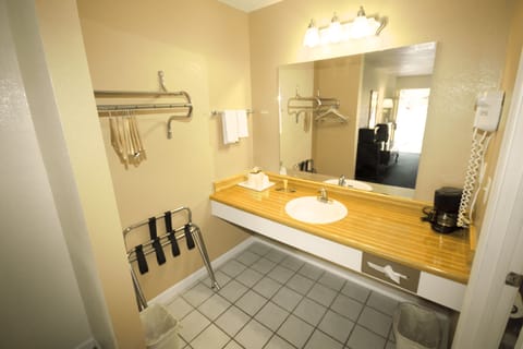 Combined shower/tub, hair dryer, towels