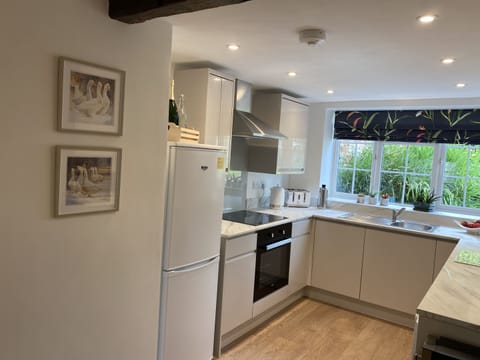 Family Cottage, Ensuite | Shared kitchen