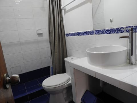 Standard Room | Bathroom | Shower, free toiletries, hair dryer, towels