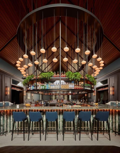 2 restaurants; lunch, dinner, and brunch served