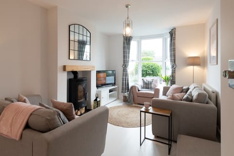 Lakeview - Living Room