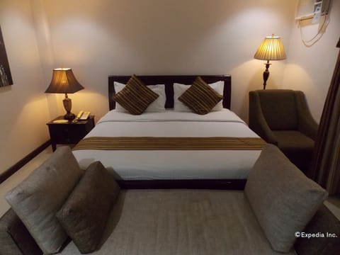 Luxury Suite, 1 King Bed | Individually furnished, desk, free WiFi, bed sheets