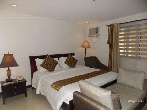 Luxury Suite, 1 King Bed | Individually furnished, desk, free WiFi, bed sheets