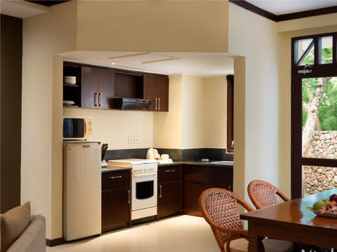 Family Suite, 2 Bedrooms, Kitchen | Private kitchen | Fridge, coffee/tea maker, electric kettle