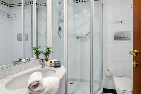 Comfort Triple Room | Bathroom | Shower, rainfall showerhead, free toiletries, hair dryer