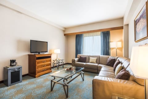 Suite, 1 King Bed | Living room | 37-inch plasma TV with cable channels, TV