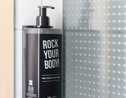 Desk, soundproofing, free rollaway beds, free WiFi