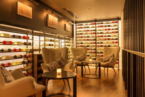 3 bars/lounges, rooftop bar, pub