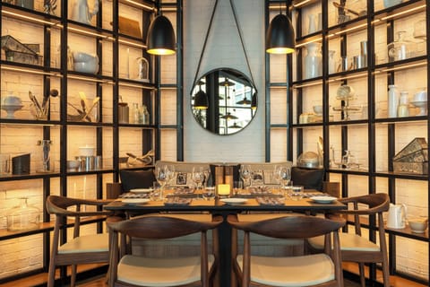 3 restaurants, breakfast, lunch, dinner served; international cuisine