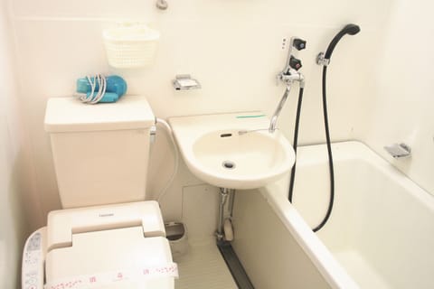 Twin Wood Side Non Smoking | Bathroom | Combined shower/tub, deep soaking tub, free toiletries, hair dryer