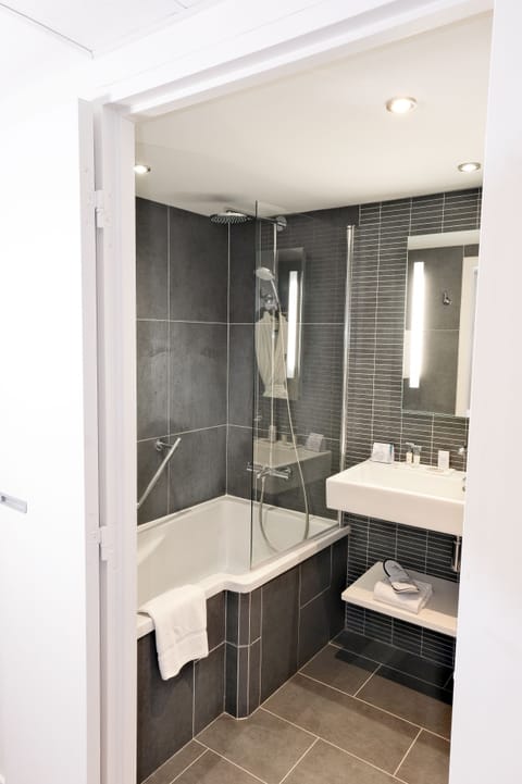 Suite, terrasse | Bathroom | Shower, rainfall showerhead, free toiletries, hair dryer