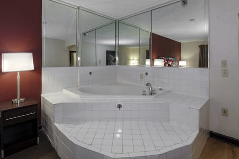 Standard Suite, 1 King Bed, Hot Tub (Smoke Free) | Spa