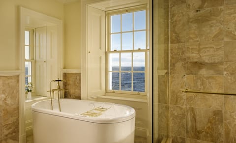 Suite (Lighthouse) | Bathroom | Free toiletries, hair dryer, bathrobes, slippers