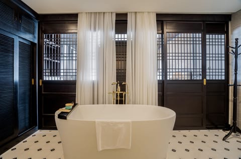 Royal Suite | Bathroom | Separate tub and shower, rainfall showerhead, free toiletries