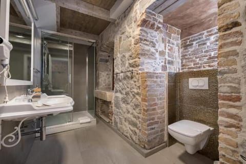 Studio Suite, Non Smoking | Bathroom | Shower, rainfall showerhead, designer toiletries, hair dryer