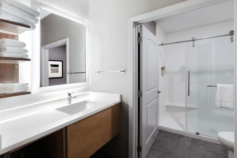Combined shower/tub, towels