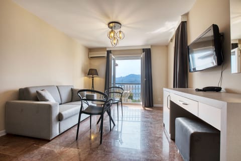 Family Suite | Living area | 32-inch LCD TV with satellite channels, TV, heated floors