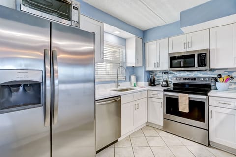 Condo, 2 Bedrooms | Private kitchen | Fridge, oven, stovetop, coffee/tea maker