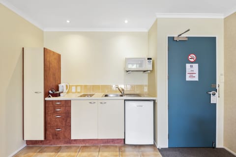 Executive King Spa | Private kitchen | Fridge, microwave, stovetop, coffee/tea maker