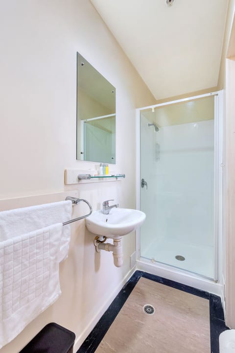 Studio, 1 Queen Bed | Bathroom | Shower, free toiletries, hair dryer, towels