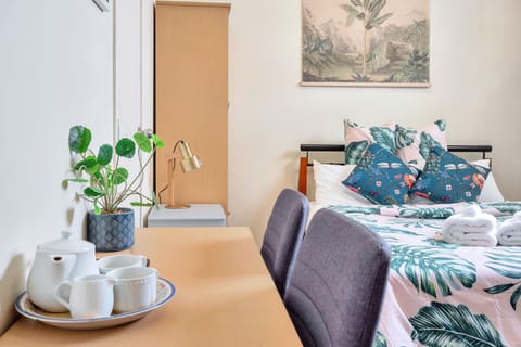 Studio, 1 Queen Bed | In-room dining