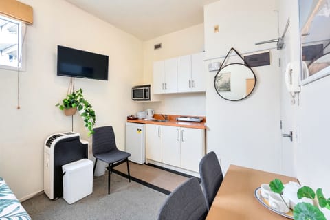 Studio, 1 Queen Bed | Private kitchenette | Mini-fridge, microwave, stovetop, electric kettle